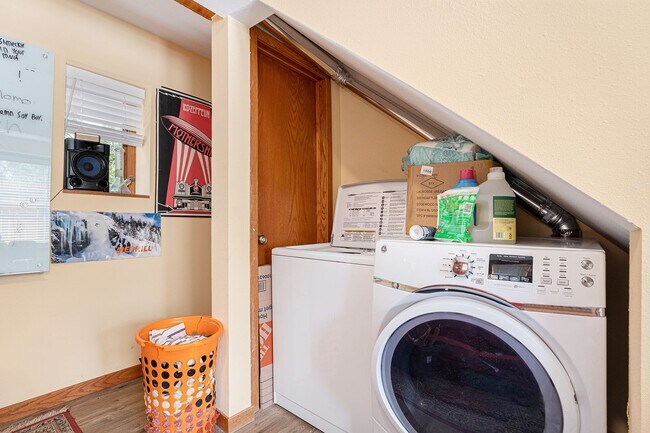 Building Photo - 2 Bedroom Cottage Oasis on The Hill!