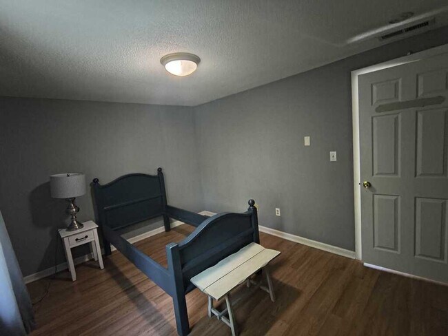 Building Photo - 421 E Hyerdale Dr