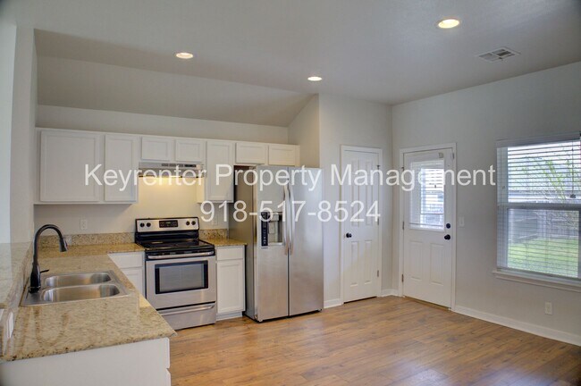 Building Photo - Coming Soon! 3 bed/2 bath!