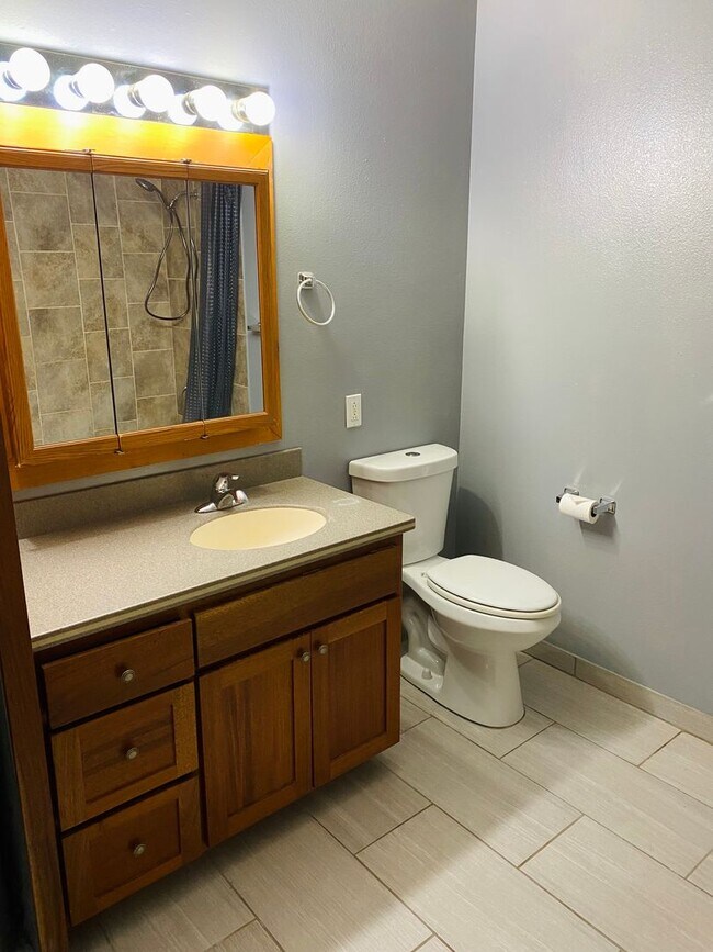 Building Photo - Fairway Terrace 2 bedroom, 2 bathroom bottom floor unit