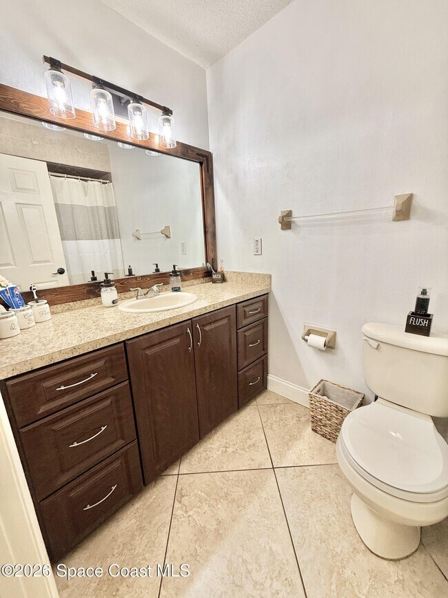 Building Photo - 1046 W Samms Ave