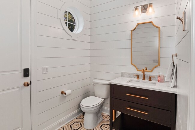 Building Photo - Pool/ Waterfront/ Custom Home in Waterways!