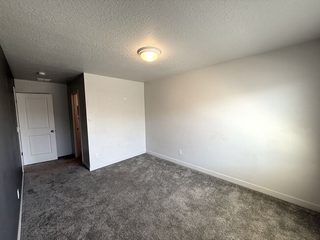 Building Photo - Townhome available now in Haven Dell!