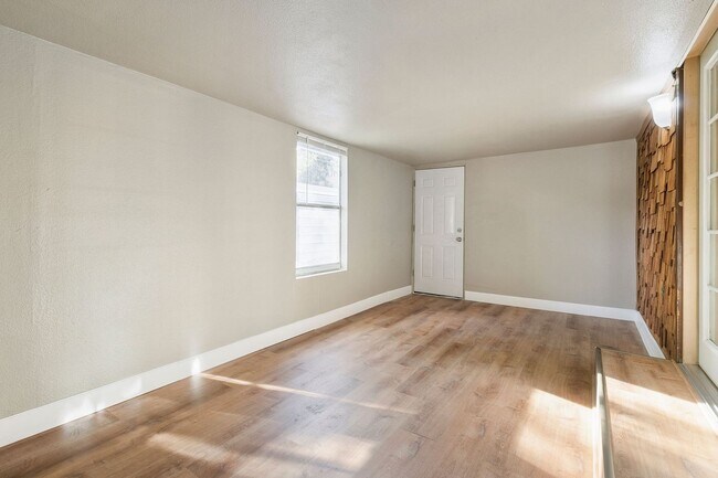 Building Photo - 400 Tedmon Dr