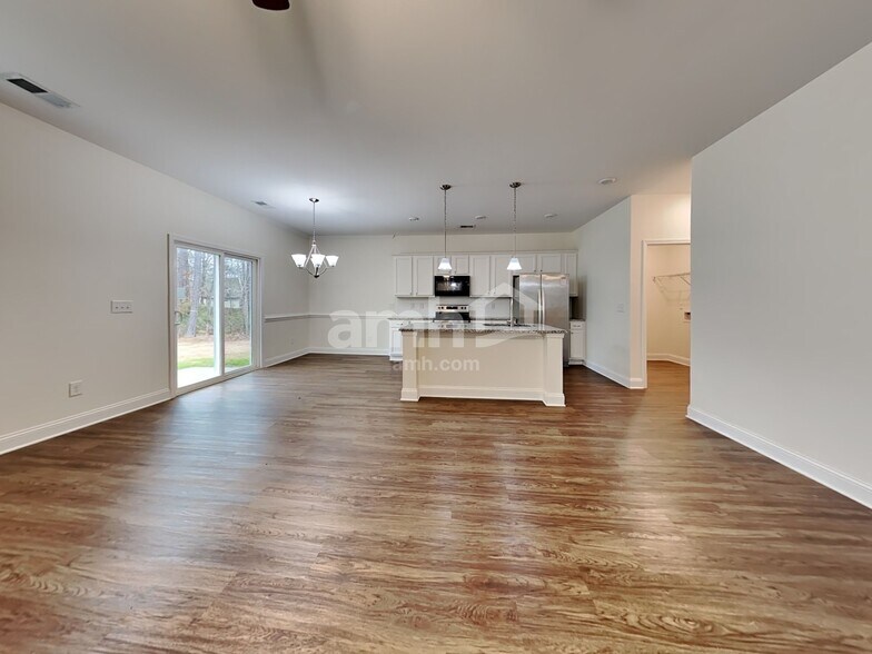 Building Photo - 105 Doral Blue Dr