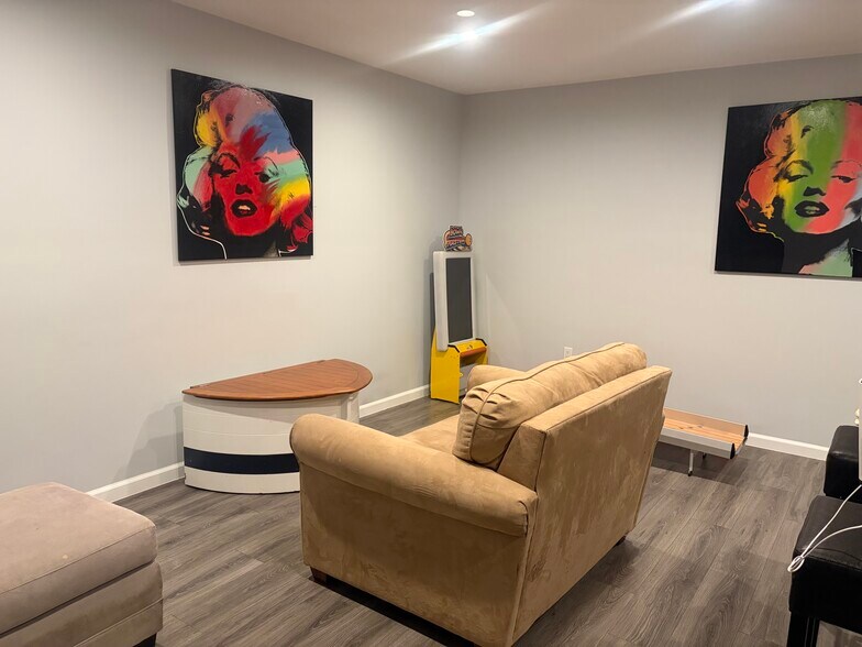 Livingroom - 433 S Fairview St