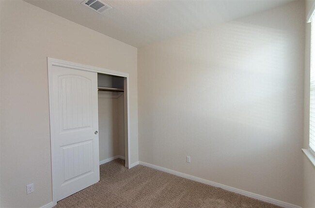 Building Photo - 117 Naset Dr