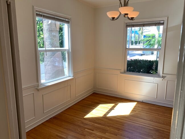 Building Photo - 416 N Doheny Dr