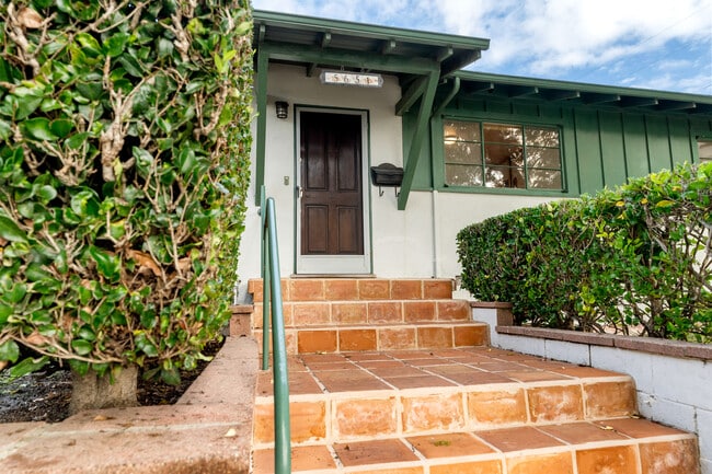 Building Photo - 5651 N Bryn Mawr St