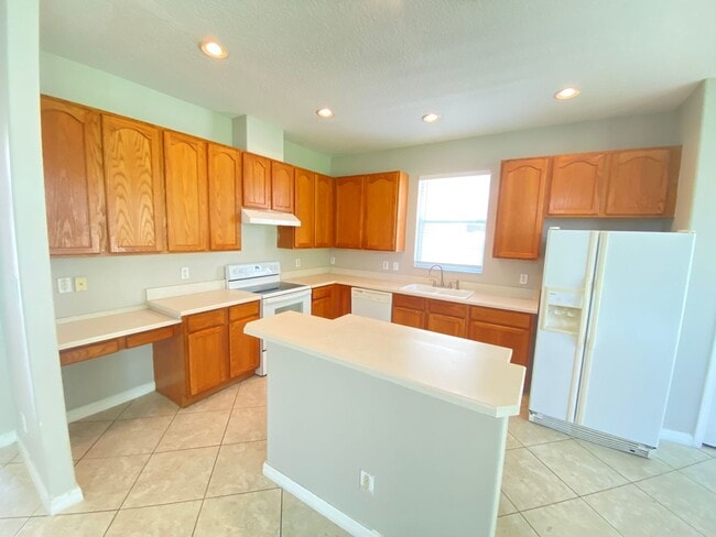 Building Photo - Spacious 4/3 Single Family Home!!