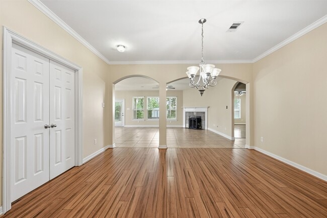Building Photo - 25203 Oak Villa Dr