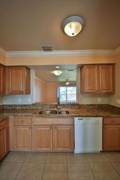 Building Photo - Santa Barbara Villas - Move in Special