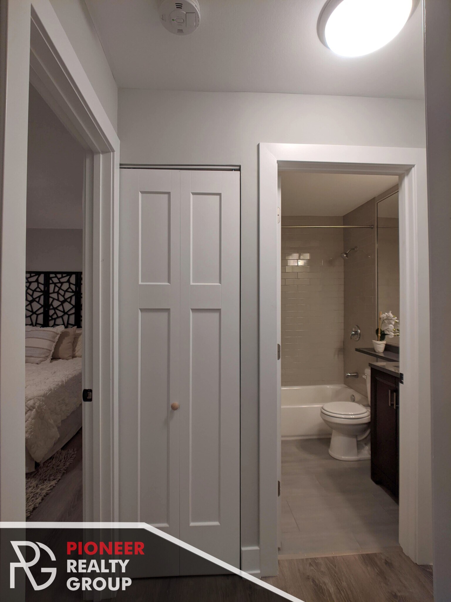 Building Photo - 542 W Surf St