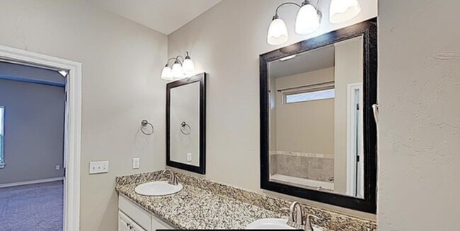 Building Photo - Gorgeous 4 bed, 3 bath