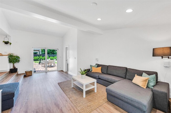 Building Photo - 549 NE 14th Ave