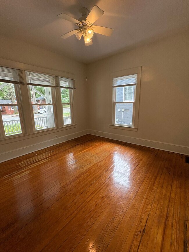 Building Photo - Spacious 3 Bedroom 2 Bath Trinity Park Hou...