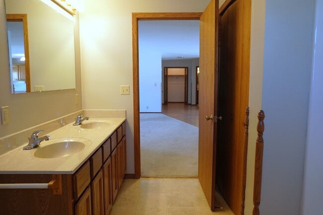 Building Photo - 2 Bedroom, 2 Bath Home