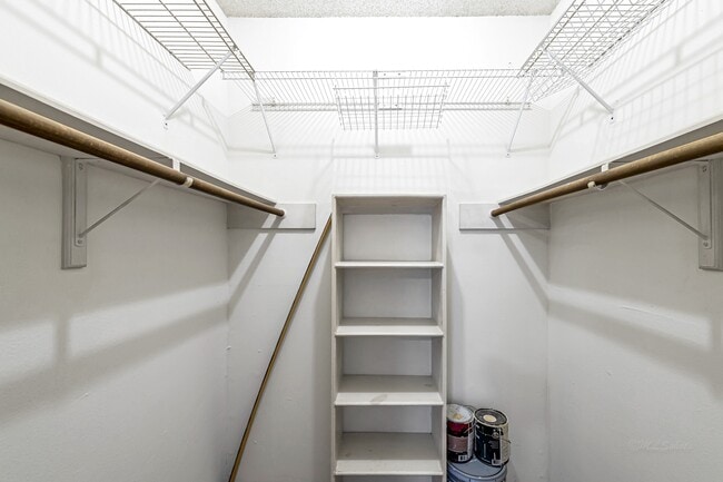 Building Photo - 10137 Waterstone Dr