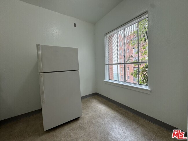 Building Photo - 920 S Hobart Blvd