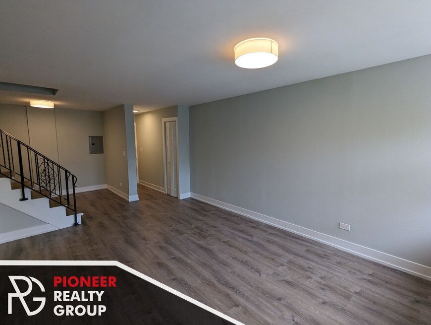 Building Photo - 454 W Barry Ave