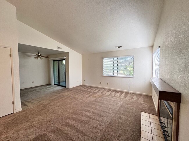 Building Photo - Cozy upstairs Condo in Auburn