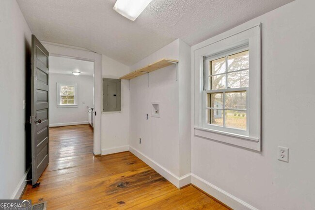 Building Photo - 237 Peachtree St