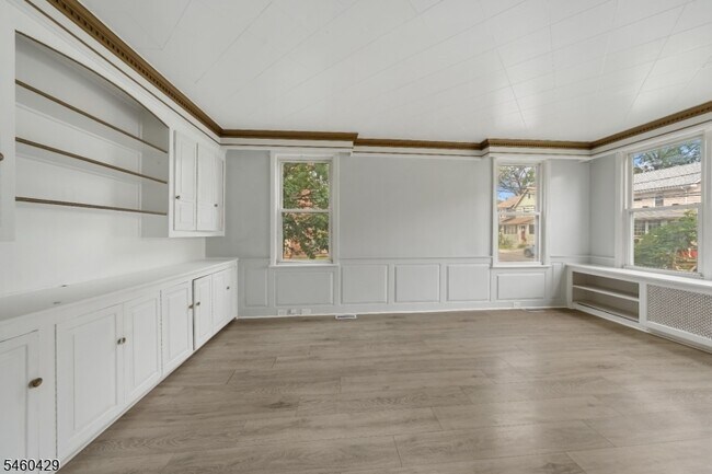 Building Photo - 54 Llewellyn Ave