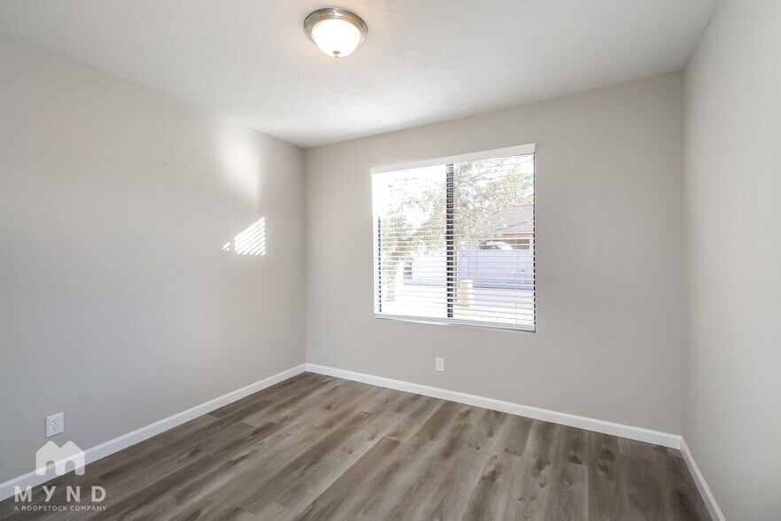 Building Photo - 921 S Val Vista Dr