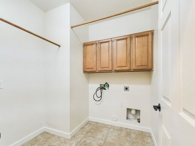 Building Photo - Carefree Hwy/27th Dr Gorgeous 6 Bedrooms/4 Bath 3695 Sq Ft Home