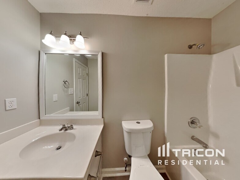 Building Photo - 701 Avondale Dr