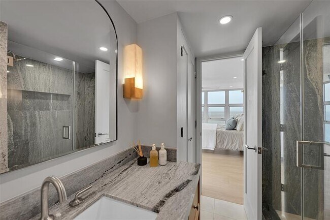 Building Photo - 525 N Ocean Blvd