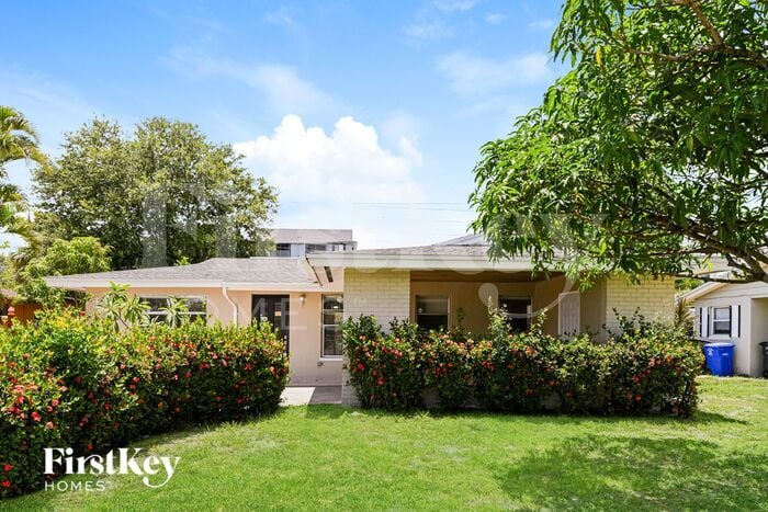 Primary Photo - 4762 West Dr