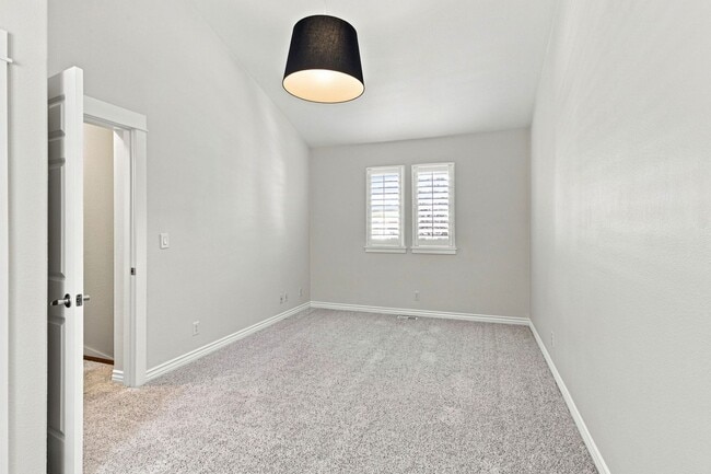Building Photo - 136 Creekside Village Dr