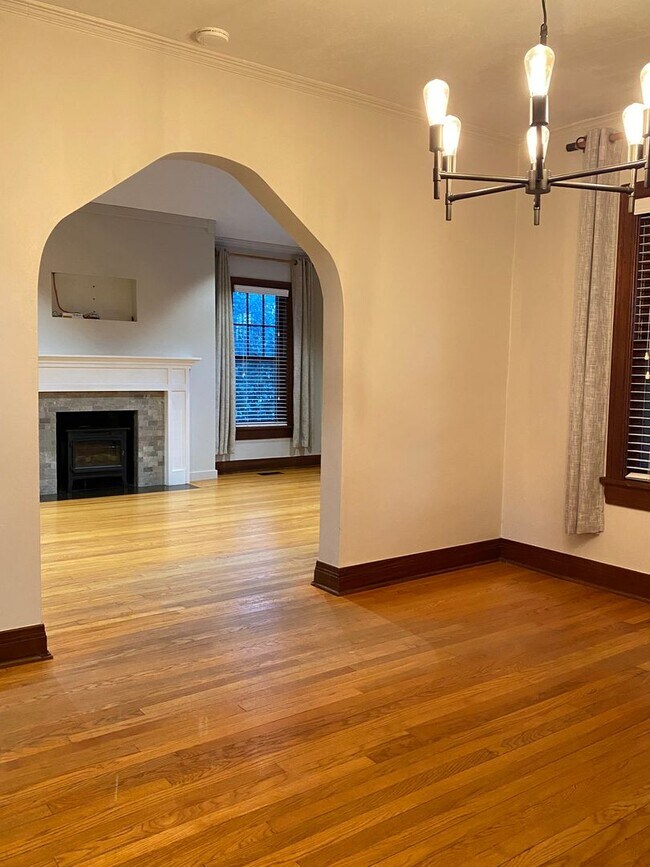 Building Photo - 2 Bedroom 2 Bathroom plus Bonus Room with ALL Appliances Included