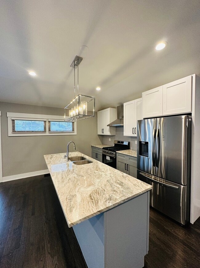 Building Photo - 3830 W Touhy Ave