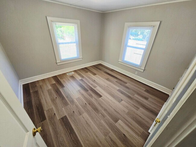 Building Photo - Great 2 bedrooms Home