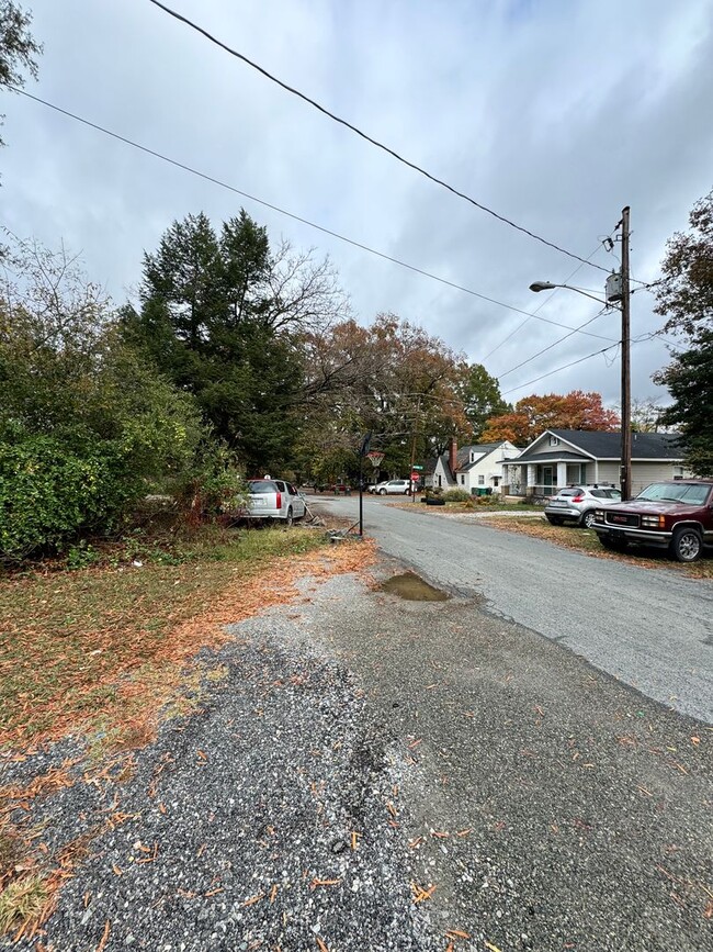 Building Photo - Roomy 3 bed 1 bath House in the Southside!