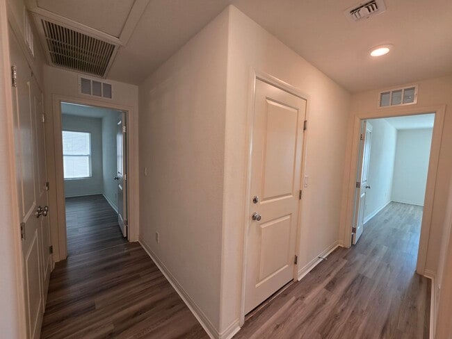 Building Photo - Newer 3 Bedroom Single Story Home in Gated Community