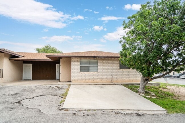 Building Photo - 104 Hackberry Ln