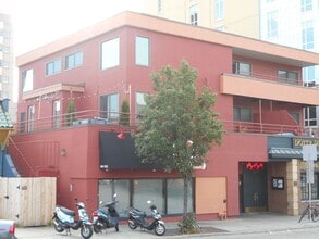 Building Photo - 321 N Frances St