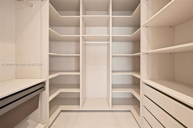 Building Photo - 700 NE 24th St