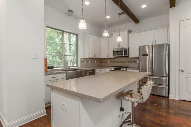 Building Photo - 611 Mazal Ln