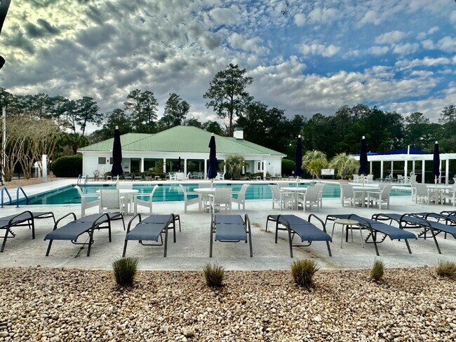 Building Photo - Spacious Two Bedroom Condo in the Crescent!