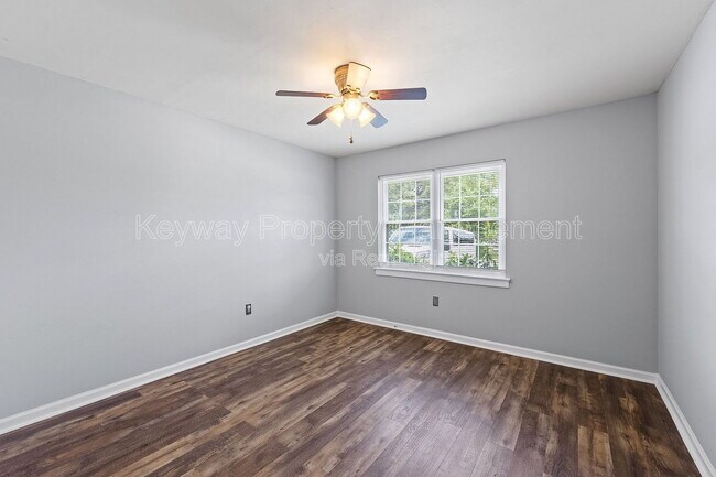 Building Photo - 3933 Miramar Dr Ext