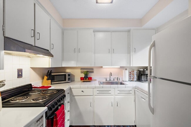 Building Photo - 3 Bed Beauty in Belhaven-FURNISHED