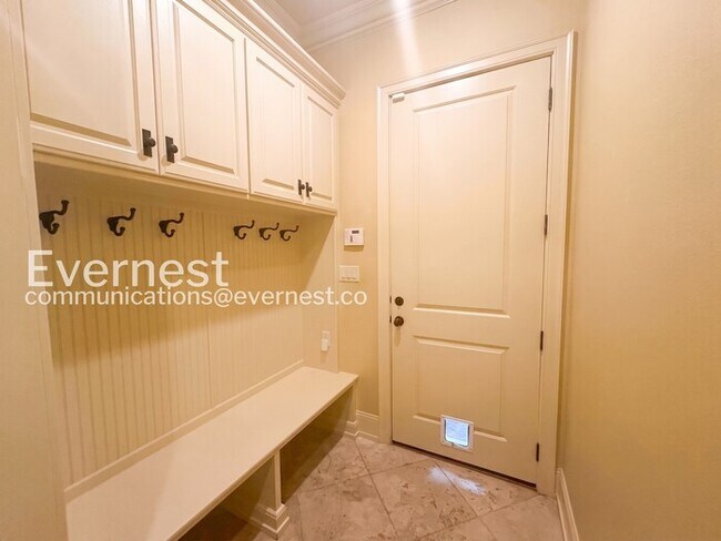 Building Photo - 3 Bed/2 Bath Home with Fenced Yard & Garage / Pet-Friendly / Available Now!