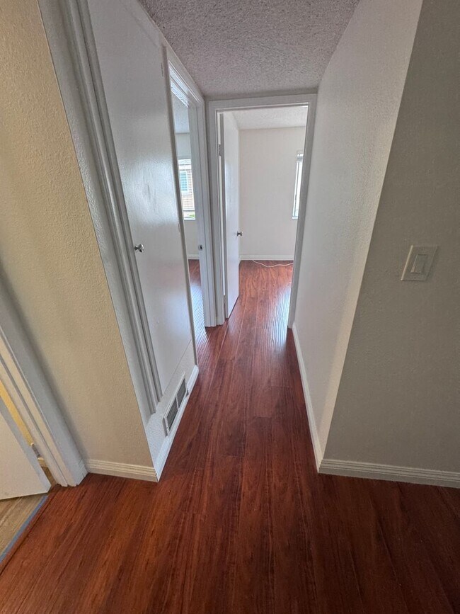 Building Photo - 4 bed townhouse central  Clairemont