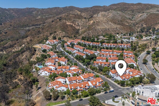 Building Photo - 1541 Palisades Dr