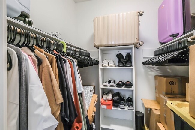 Building Photo - 10122 Waterstone Dr