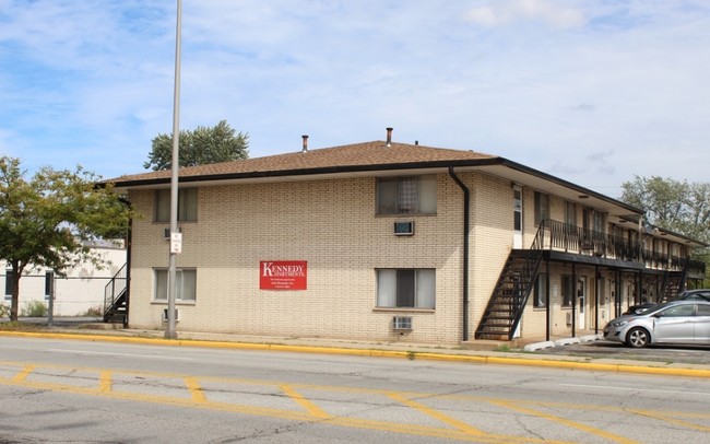 Primary Photo - Camelot Apartments